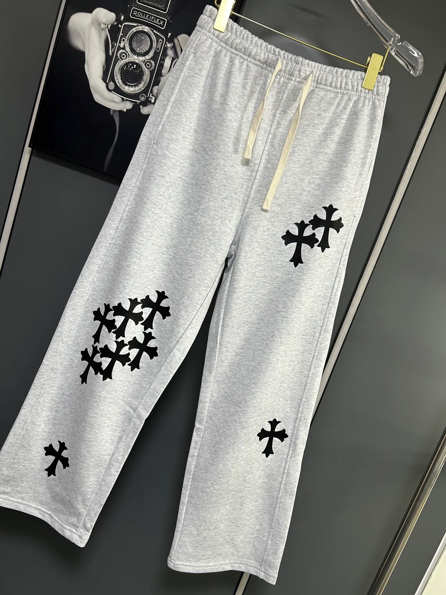 P220 Chrome Hearts 25 new colorful cross-mark loose straight trousers 2025 autumn and winter new embroidered elastic band casual trousers, customized fabrics at the counter. Made of 400g high-version terry fabric, with high breathability and comfort, impeccable details, no pilling and no deformation, brand element design concept, reflecting high quality. It feels delicate and soft! It presents casual tailoring, the same style for men and women, and the upper body shape is awesome! Size: S M L XL Color: Gray